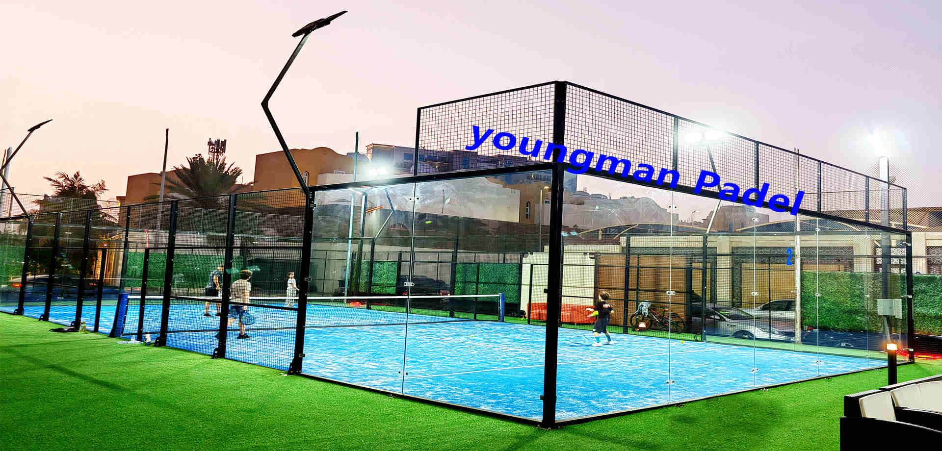 chàng trai trẻ Padel