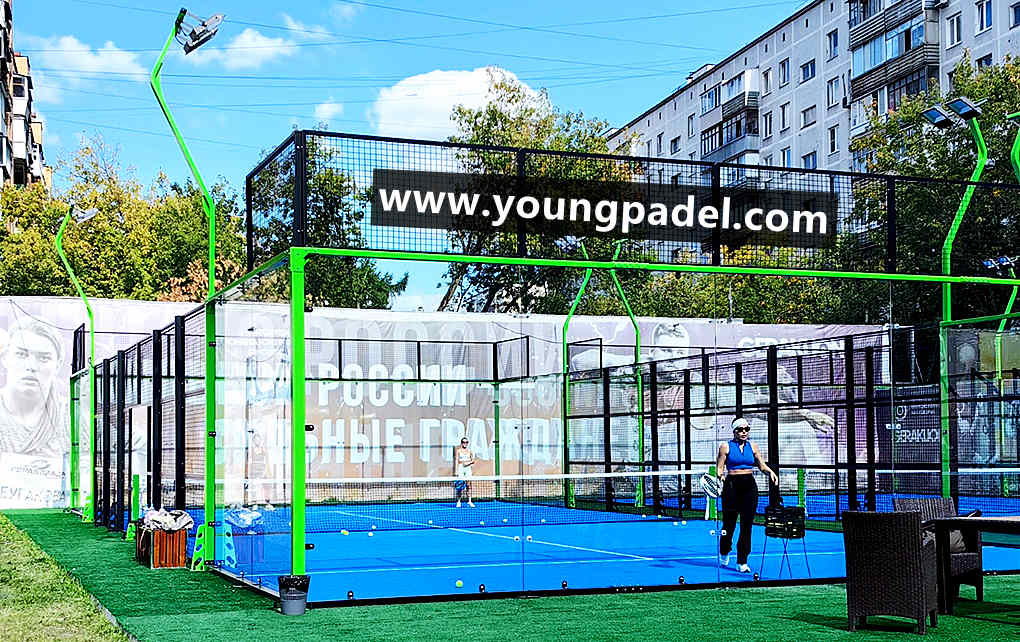 chàng trai trẻ Padel